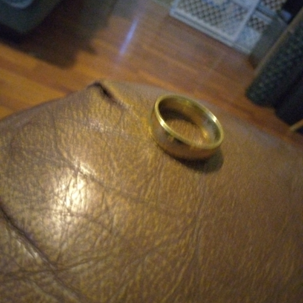 Gold Ring - Picture 2 of 5